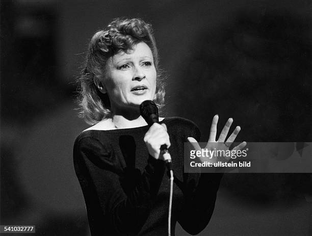 Ingrid Caven*-Sängerin, Schauspielerin, DPortrait während eines Auftritts- 1983