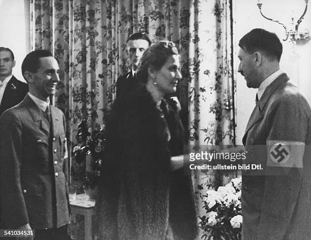 Politiker, NSDAP, D- begrüsst Joseph Goebbels und dessenEhefrau Magda zu einem Abendempfang inder `Führerwohnung' der Reichskanzlei inBerlin-...