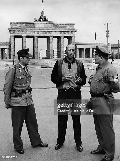 Jesse Owens *-+US-American track and field athletewon 4 gold medals at the Summer Olympics in Berlin in 1936Jesse Owens visiting Berlin in June 1964,...