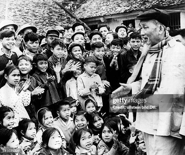 Ho Chi Minh *19.05.1890-+Politiker, Vietnam Premierminister 1945-1955Praesident 1955-1969 - mit Kindern- 1967