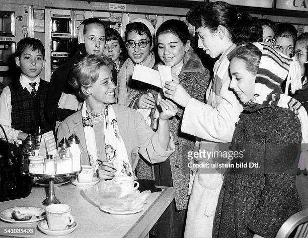 Schauspielerin CHgibt jugendlichen Fans in einem New YorkerSchnellimbiss Autogramme- 1958