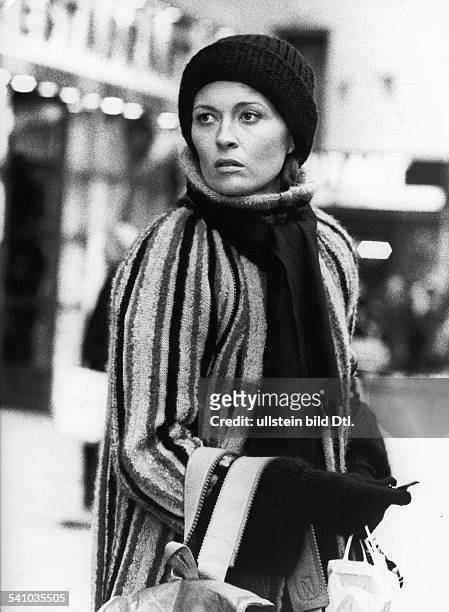 Dunaway, Faye *-Schauspielerin, USA- Halbportrait, traegt Schal und Muetze, sowie eine gestreifte Strickjacke- 1975