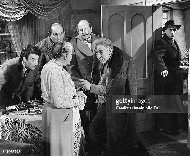 Guinness, Sir Alec *02.04..2000+Schauspieler, GB- in dem Film 'Ladykillers' mit v.l.: Peter Sellers, Danny Green, Katie Johnson, Cecil Parker, A.G....