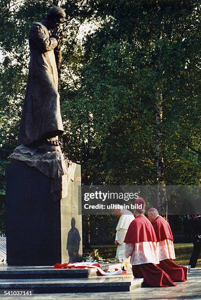 Johannes Paul II. *18.05..2005+Papst , Polen- vierte Polenreise 1991, kniet an dem Denkmal des Priesters Jerzy Popieluszko in Bialystok nieder