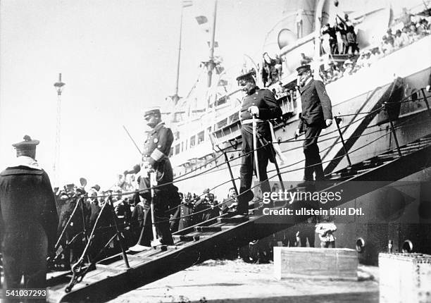 Kaiser Wilhelm II. Verabschiedet dasostasiatische Expeditionskorps in Bremerhaven:Wilhelm II. Mit GeneralFriedrich von Scholl beimVerlassen des...