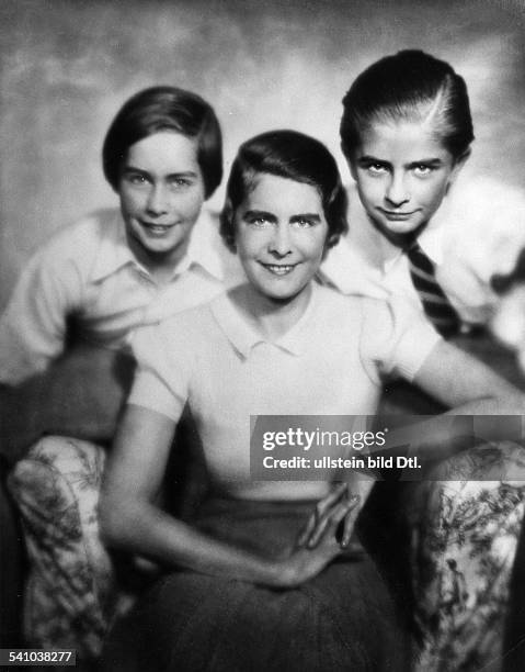 Geb. Von Eickstedtmit ihren Kindern Beatrix Asta und Wilhelm Rule Otto Ernsterschienen Dame 12/1934Foto: Rolf Mahrenholz