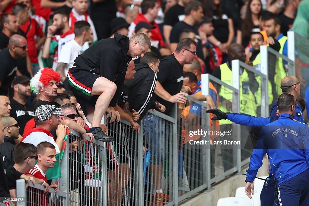 Hungary Fans Jump Over A Fence In The Stand Prior To The Uefa Euro ニュース写真 Getty Images Hungary Fans Jump Over A Fence In The Stand Prior To The Uefa Euro ニュース写真 Getty Images