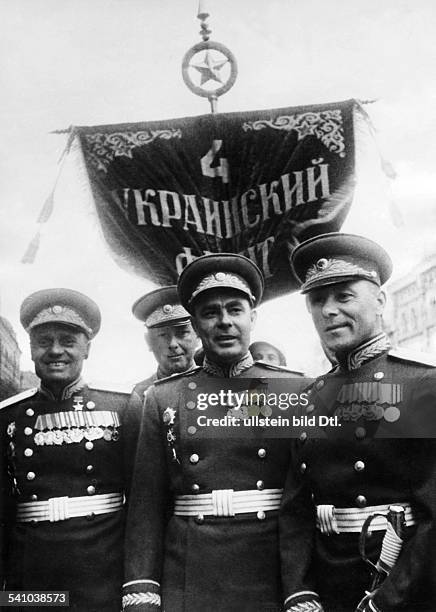 Politiker, UdSSR; Generalsekretär der KPdSU 1964-82Staatschef 1977-82- General Breschnjew mit anderen Generälen, vermutlich bei der Siegesparade in...
