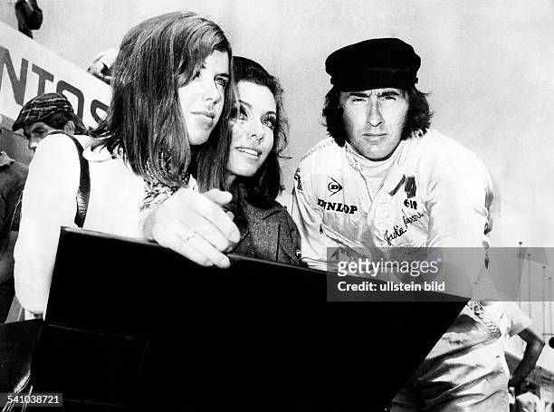 Stewart, Jackie *-Rennfahrer, GBFormel-1-Weltmeister 1969 1973- zusammen mit seiner Ehefrau Helen undder Schauspielerin Marianne Koch am...