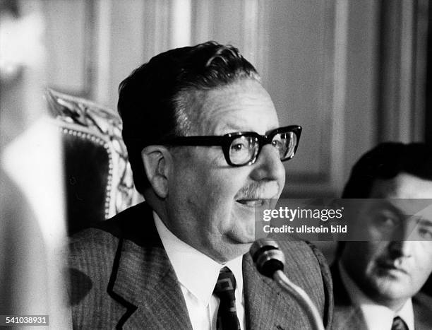 Salvador Allende*26.07..1973+Politiker, Sozialisten, ChileStaatspräsident 1970-1973vor Mikrophon- 1973