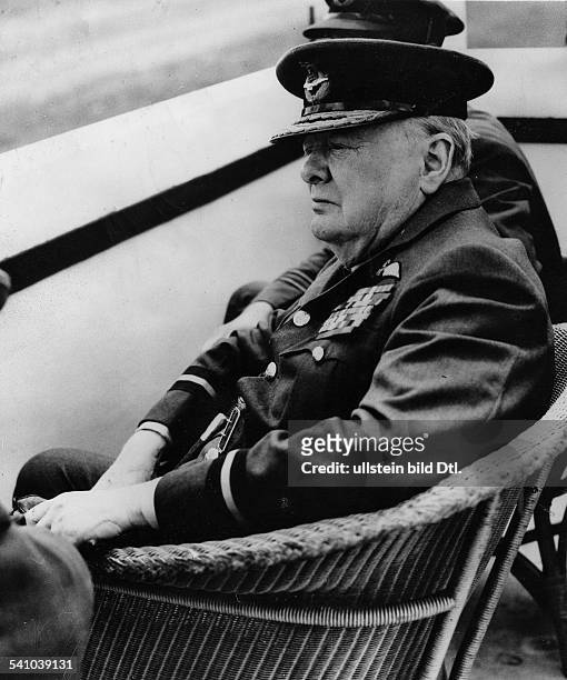Churchill, Winston*30.11.1874-+Politiker, GBPremierminister 1940-1945Porträt in Uniform des 'Air Comodore'; beobachtet vom Kontrollturm von Biggin...