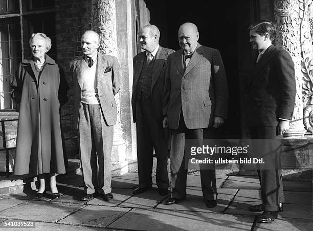 Churchill, Winston*30.11.1874-+Politiker, GBPremierminister 1940-194583. Geburtstag: v.l.: Lady Clementine Churchill, Feldmarschall Montgomery, Sohn...