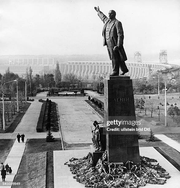 1924Politiker UdSSRBlick auf das Lenindenkmal amDnjepr-Kraftwerk in Saporoshje- 1965