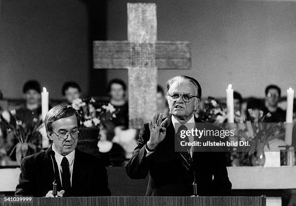 Graham, Billy 1918-evangelist, baptist preacher, USA delivers a sermon at Berlin Gethsemane-church ábout