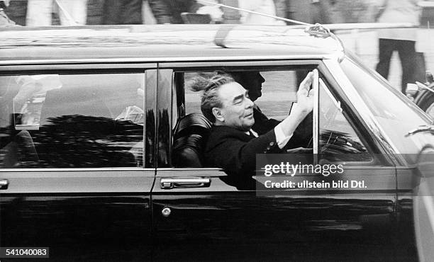 Politiker, UdSSR; Generalsekretär des ZK der KPdSU 1964-82Staatschef 1977-82- winkt aus dem Fenster eines fahrenden Autos, mit wehendem Haar
