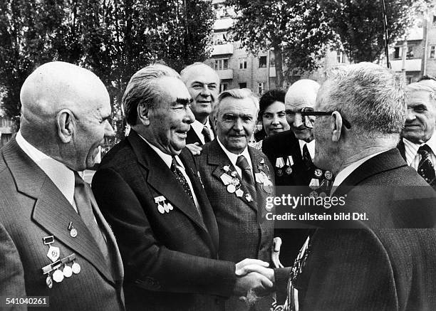 Politiker, UdSSR; Generalsekretär der KPdSU 1964-82Staatschef 1977-82- Treffen mit Arbeiterveteranen in seiner Heimatstadt Dneprodsershinsk -...