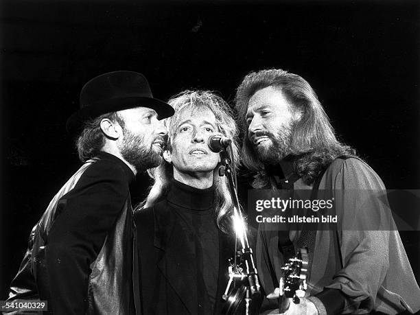 1944Popmusiker; AUSmit seiner Gruppe 'Bee Gees', von linksMaurice, Robin, Barry Gibb bei einemKonzert in der Berliner Waldbühne- Juni 1991