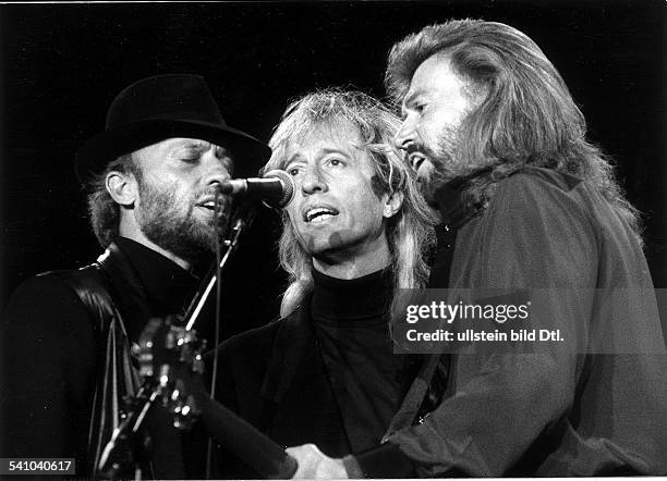 1944Popmusiker; AUS- mit seiner Gruppe 'Bee Gees', von linksMaurice und Robin bei einemKonzert in der Waldbühne- Juni 1991