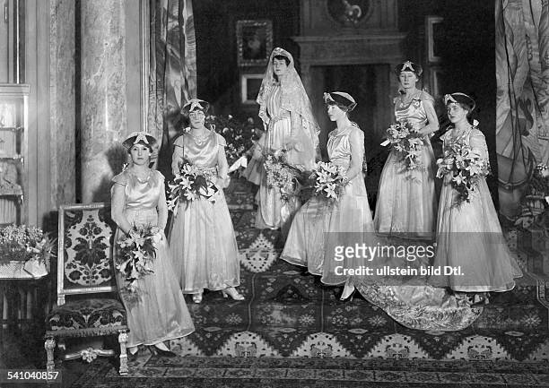 Vor der Trauung mit den Brautjungfernv.l.: Fräulein Horstmann, PrinzessinHohenlohe, Vera, Charlotte von Weinberg,Fräulein von Arnim, Marggräfin...