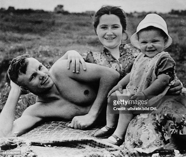 Gagarin, Juri *-+Kosmonaut, UdSSRmit Frau Valentina und Tochter Jelena beieinem Badeurlaub- 1960