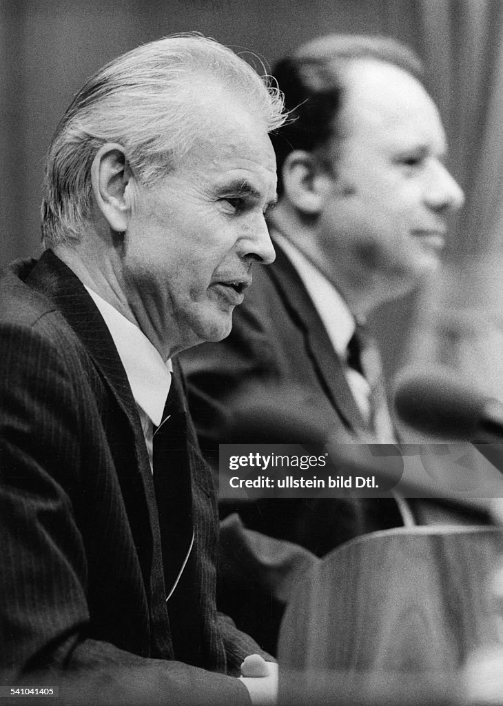 Modrow Modrow, Hans1928Politiker, PDS; DDRwährend einer Pressekonferenz- 1990 ...