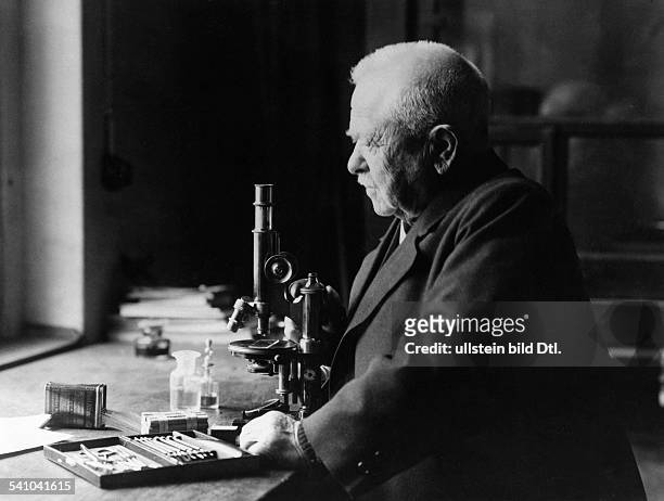 Loew, OskarWissenschaftler, Pflanzen-Physiologe, D- Portrait am Mikroskop- 1930- Foto: Dephot