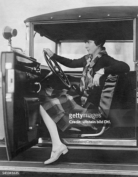 Fräulein FeuerheerdGolfspielerin- in einem Mercedes Benz- 1933Foto: Lebenbaum