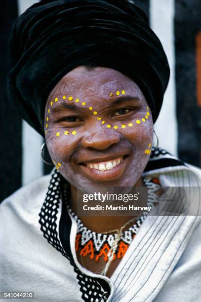 xhosa woman in traditional dress - xhosa volk stock-fotos und bilder