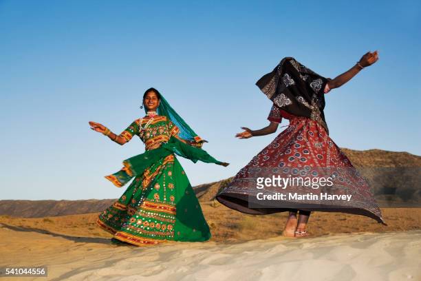 indian women performing traditional dance - rajasthani women stock-fotos und bilder