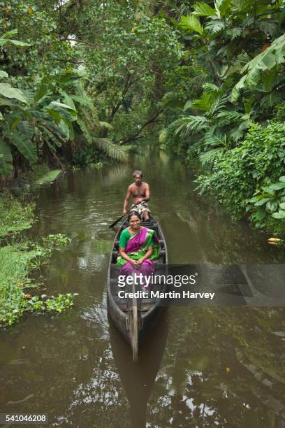 man and tourist in canoe - laguna de kerala - fotografias e filmes do acervo