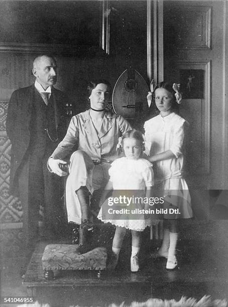 Schriftsteller, Dramatiker, Schauspieler, Lyriker, Dmit seiner Ehefrau Tilly und den Töchtern Kadidja und Pamela- 1915