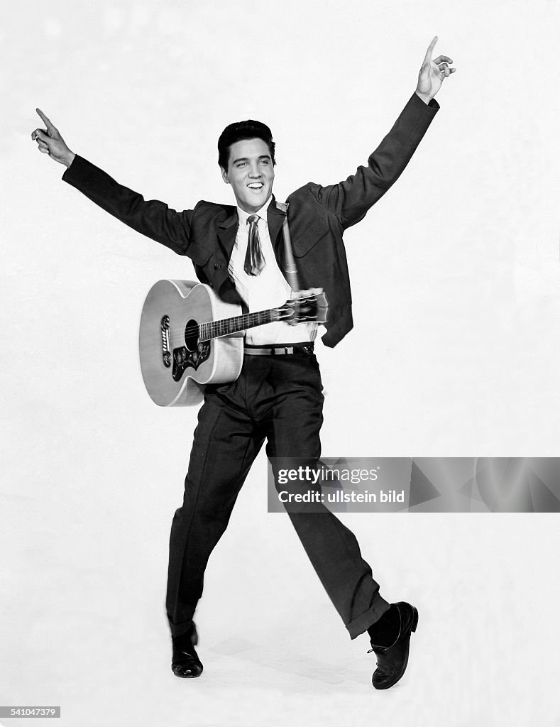 ELVIS PRESLEY (1935-1977). American popular singer. Reinhard-Archiv - ullstein bild