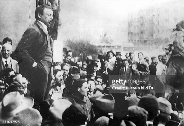 Bela Kun *20.02.1886-+Politiker, Ungarn- Der Fuehrer der Raeterepublik bei einer Ansprache in Budapest- 1919