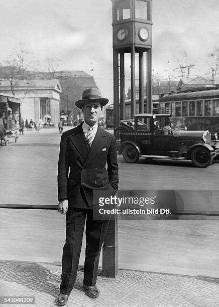 Gershwin, George *26.09.1898-+Komponist, Arrangeur; USA- Porträt; steht vor dem Verkehrsturmder ersten Ampelanlage Europas - amPotsdamer Platz in...