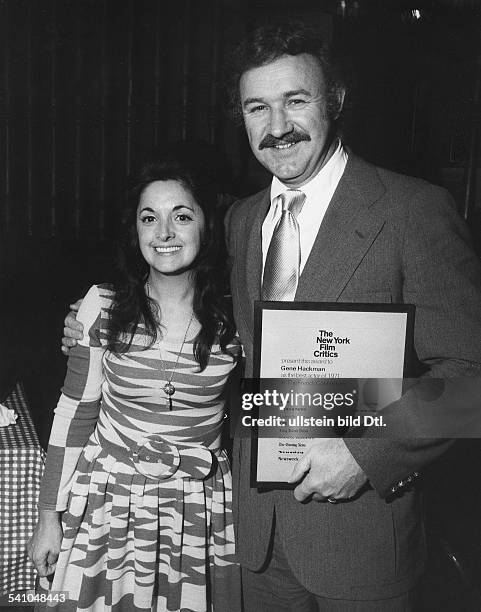 Hackman, Gene *-Schauspieler, USA- mit seiner Ehefrau Faye Maltese beim Erhalt desPreises der New Yorker Filmkritiker fuerseine Rolle in 'French...