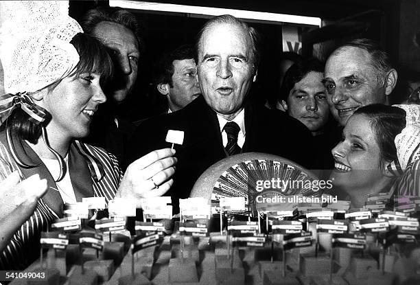 1914Politiker, CDU; BRDder Bundespräsident bei seinem Rundgangauf der Berliner 'Grünen Woche' amholländischen Stand mit Meisjes- 1981