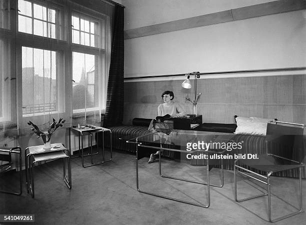 Hildegard Piscator, erste Ehefrau, in ihrem Wohnzimmer- 1928identisch mit: Atelier Lotte Jacobi