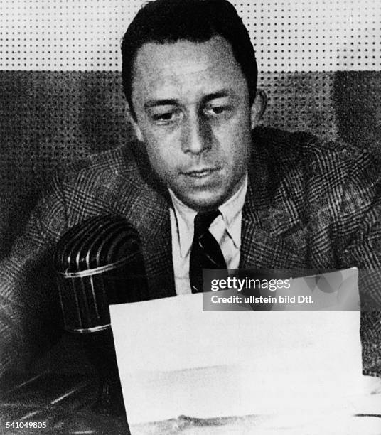 Camus, Albert *07.11..1960+Schriftsteller, FrankreichLiteraturnobelpreis 1957- Portrait mit Mikrophon- 1954