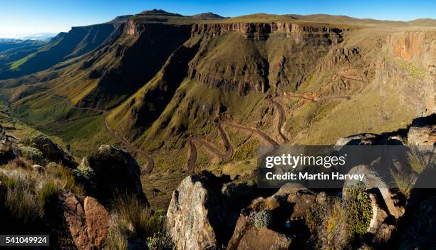 scenic view of the winding mountain road of sani pass. south africa - col de montagne photos et images de collection