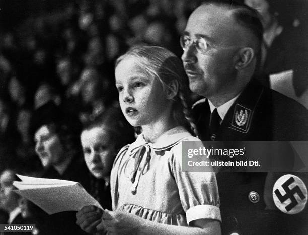 Himmler, Heinrich *-+Politiker, NSDAP, D- mit seiner Tochter Gudrun bei einer Sportveranstaltung in Berlin- März 1938