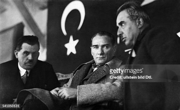 Kemal Atatuerk*12.03.1881-+Politiker; Tuerkei- am Rande eines Pferderennens- 1928