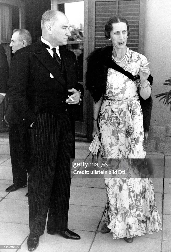 Kemal Atatuerk *12.03.1881-10.11.1938+ Politician, statesman, Turkey with the Swedish crown princess - October 1934 - Photographer: Alfred Eisenstaedt - Vintage property of ullstein bild
