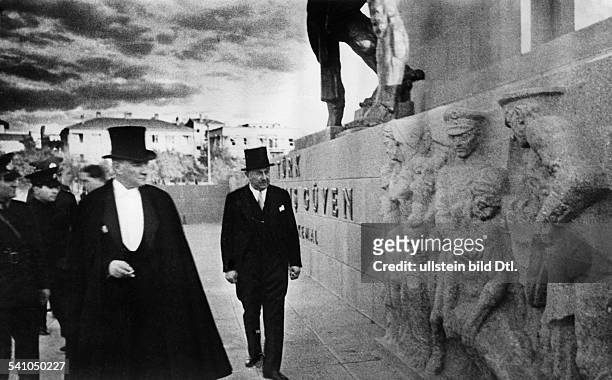 Atatuerk, Kemal *12.03.1881-+Politiker, Tuerkei- bei der Besichtigung des Riesenmonuments in Tokat - undatiert, vermutl. 1935veroeffentlicht BZ