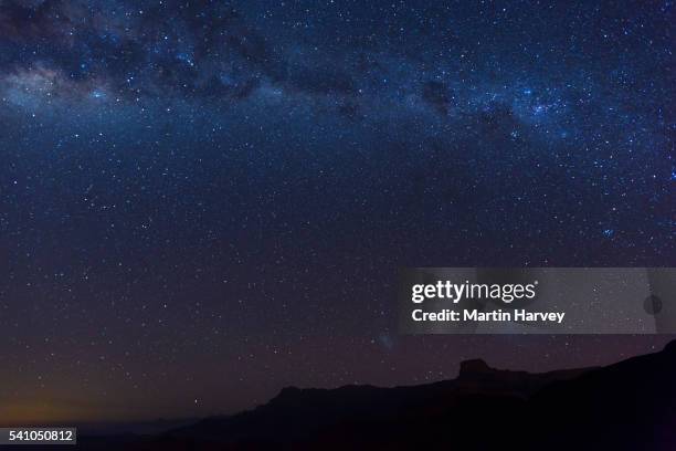 milky way over the drakensburg mountains south africa. - estrelas de natal fotografías e imágenes de stock