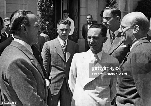 Goebbels, Joseph *29.10.1897-+Politiker, NSDAP, D- im Gespräch mit dem italienischenPropagandaminister Dino Alfieri und Gustaf Gründgens bei...