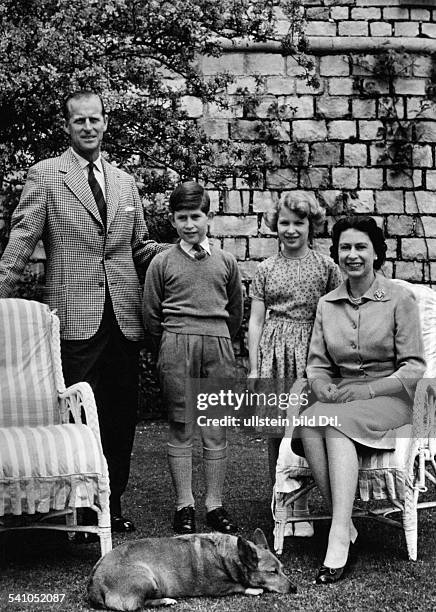 Elisabeth II. *-Koenigin von GB seit 1953- mit Ehemann Prinz Philip und den Kindern Charles und Anne in Windsor Castle- Juni 1959