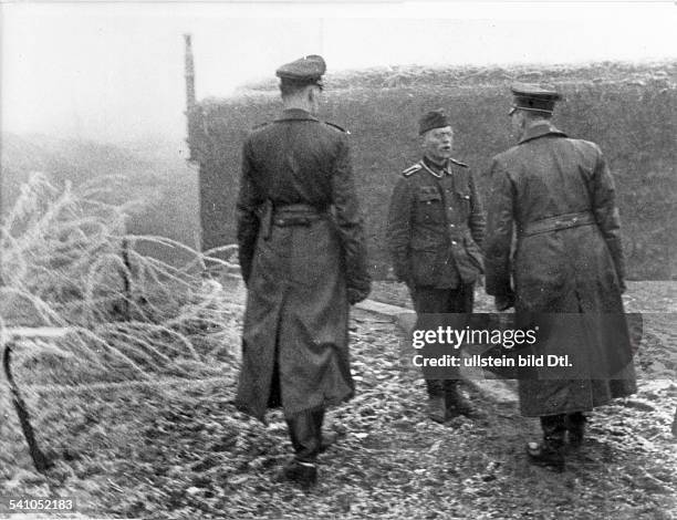 Politiker, NSDAP, D- nimmt vor einem Bunker in der'Hauptkampflinie der Westfront'die Meldung eines Soldaten entgegen