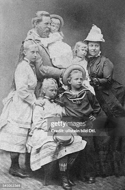 Friedrich III. *18.10.1831-15.06.1888+Deutscher Kaiser und König von Preussen-1888-mit seiner Familiehinten: Prinzessin Sophie, Prinzessin...