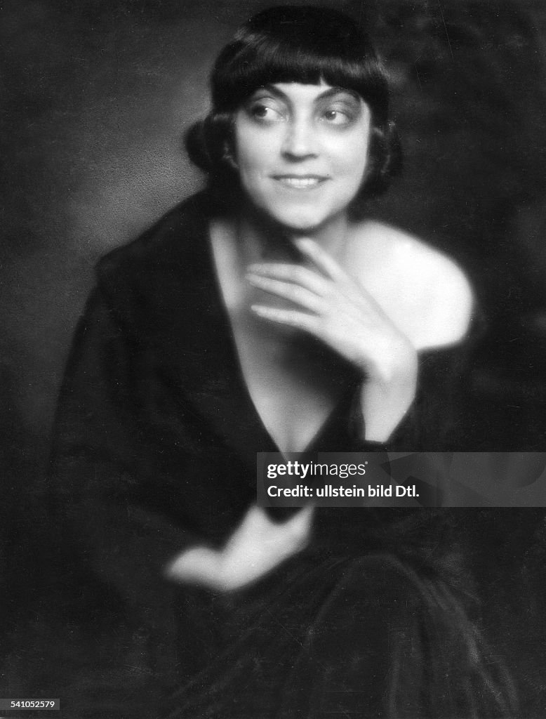 Nielsen, Asta - Actress, Denmark - *11.09.1881-24.05.1972+ Portrait published in: Berliner Illustrirte Zeitung 3/1923 - 1923 Vintage property of ullstein bild