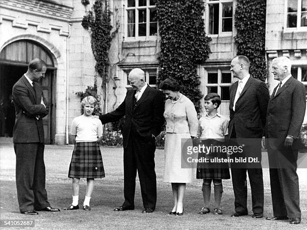 Elisabeth II. *-Koenigin von GB seit 1953- v.l.n.r.: Prinz Philip, Prinzessin Anne, StaatsgastUS-Praesident Dwight D. Eisenhower, die Queen und Prinz...